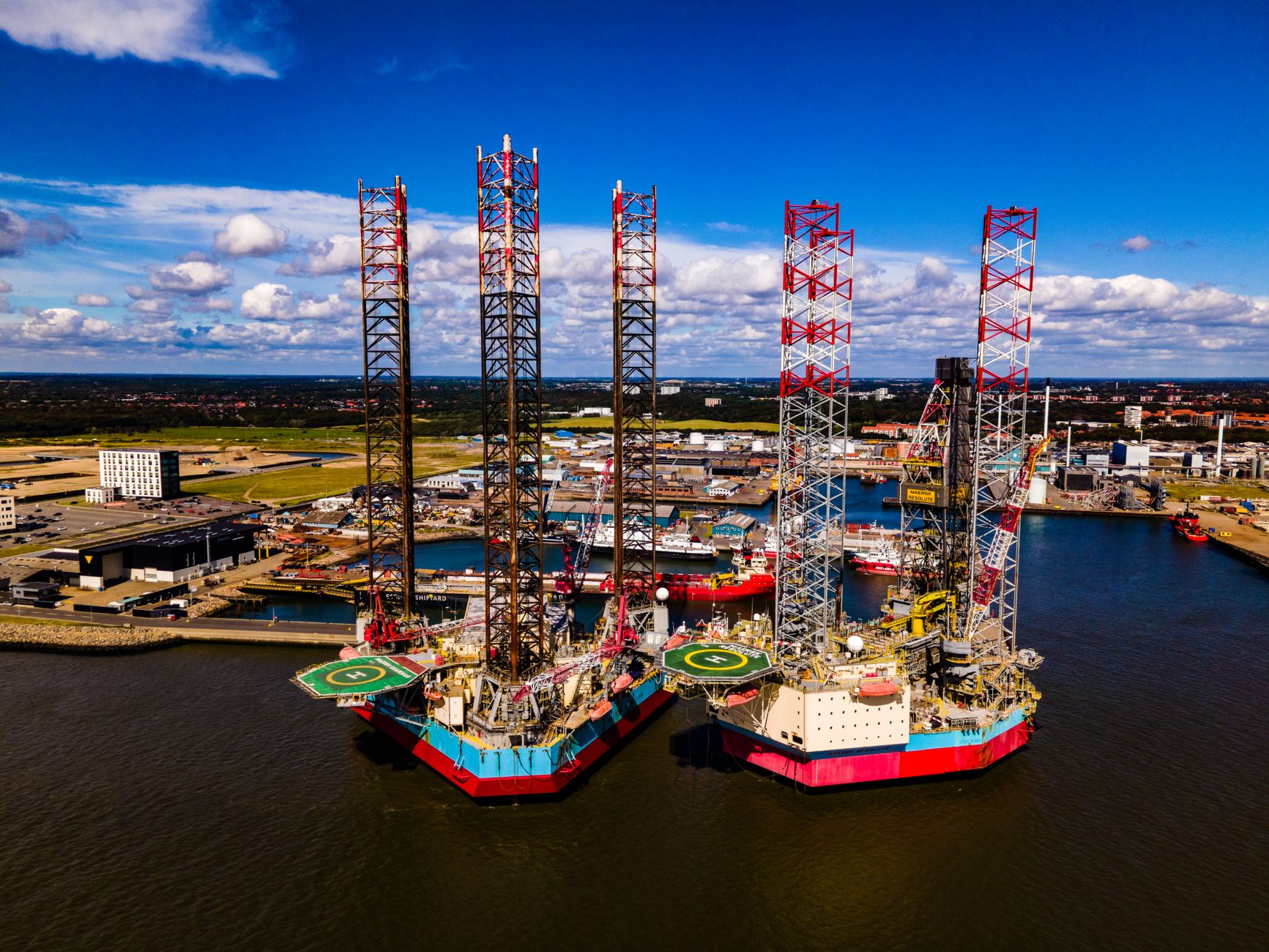Havnekraner og containere ved en industrikaj